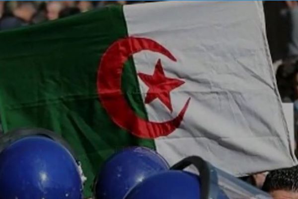 Buteflika karşıtı gösteride 56'sı polis 63 kişi yaralandı