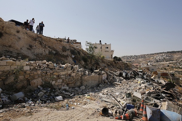 İsrail Kudüs'te bir Filistinliye, evini kendi elleriyle yıktırdı