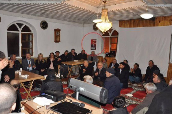 Adayların camide oy istemesi tepki çekiyor