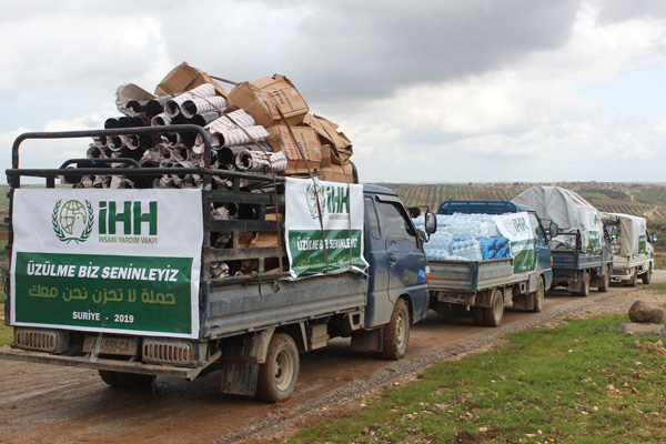İHH'den bombardıman altındaki Han Şeyhun'a yardım