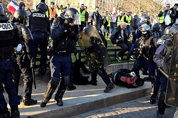 Fransız polisinden eli kelepçeli Sarı Yelekliler eylemcisine çelme