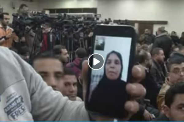 Mısır'da bir anne, İnternet'ten oğlunun serbest bırakılma anını gördü