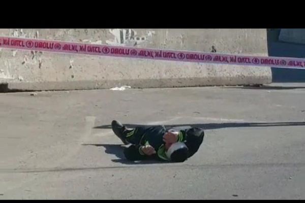 İsrail askerleri, Hebron'daki Ibrahimi camii yakınında bir Filistinliyi vurdu.