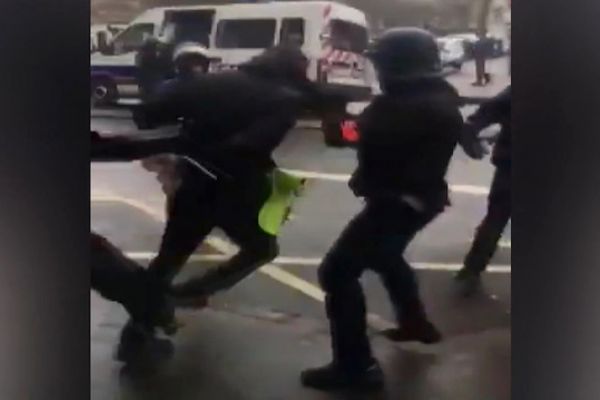 Kelepçeli Sarı Yelekli'ye polis çelmesi