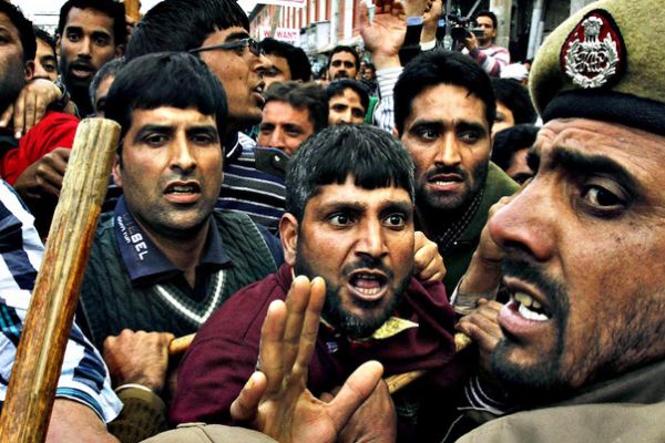 Hint polisi Keşmir'de Müslüman gençlere saldırdı