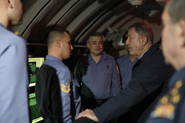 Bakan Akar ve komutanlardan bahriyelilere ziyaret