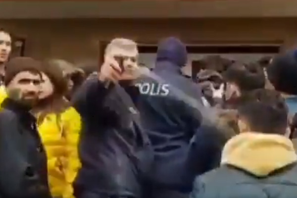 Denizli İl Göç İdaresi önünde skandal hareket!