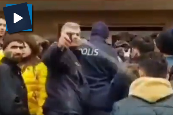 Denizli İl Göç İdaresi önünde skandal hareket!