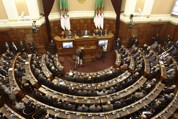 Cezayir'deki siyasi kriz derinleşiyor: İki milletvekili Buteflika'yı protesto için istifa etti