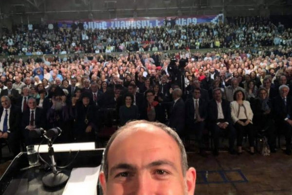 İran Dışişlerinden Karabağ pankartına tepki