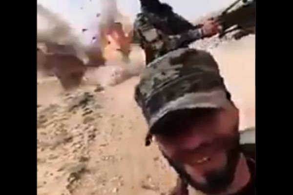 Suriye ordusuna ait aracın patlatılma anı