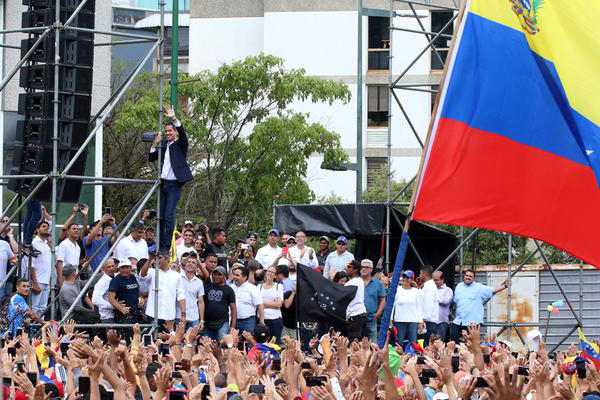 Guaido'nun çağrısıyla muhalefet sokağa indi
