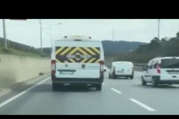 Trafikte makas atarak ilerleyen okul servisi