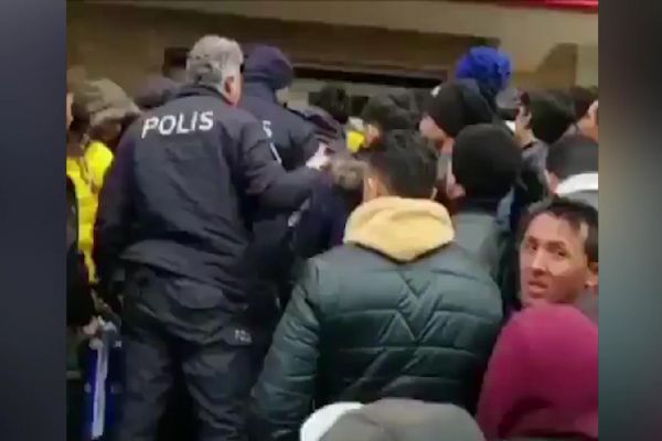 Polisten mültecilere sert müdahale tepki aldı