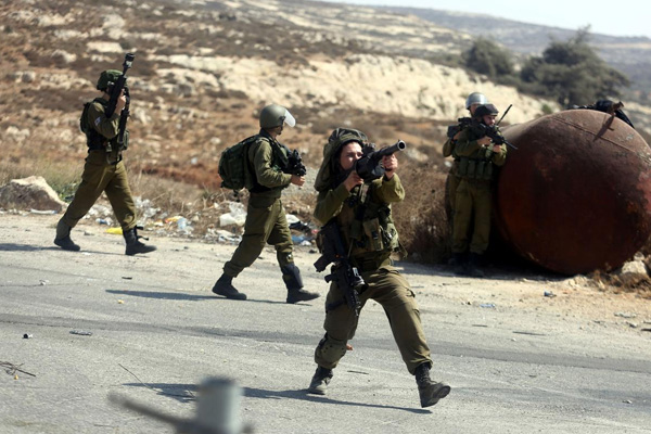 İsrail güçleri 10 Filistinliyi gözaltına aldı
