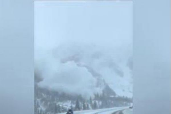 Amerika'da çığ düşme anı kamerada