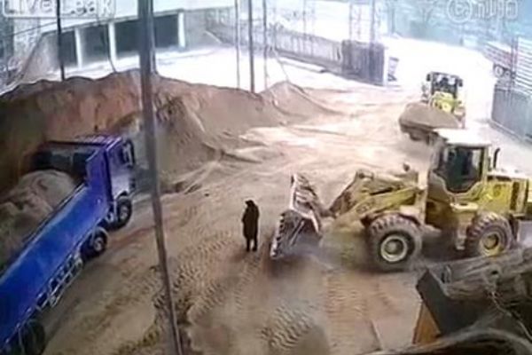 Kepçe operatörünün dikkatsizliği kadını canından ediyordu