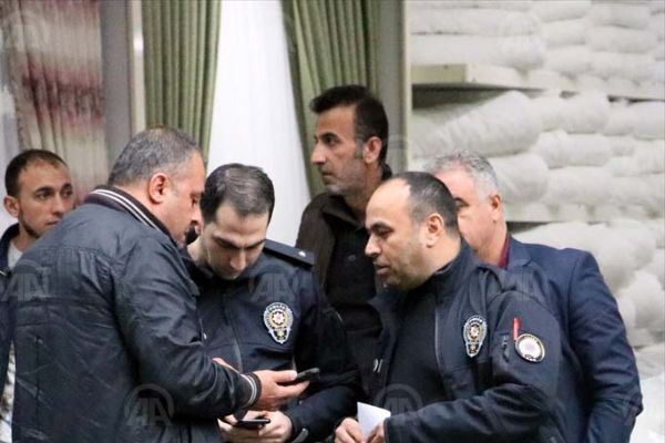 Aracın lastiğini keserek aracın içindeki paraları çaldı