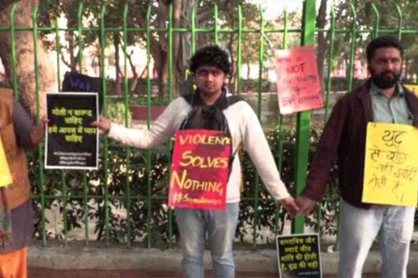 Hindistan'da Pakistan'la barış için insan zinciri oluşturuldu