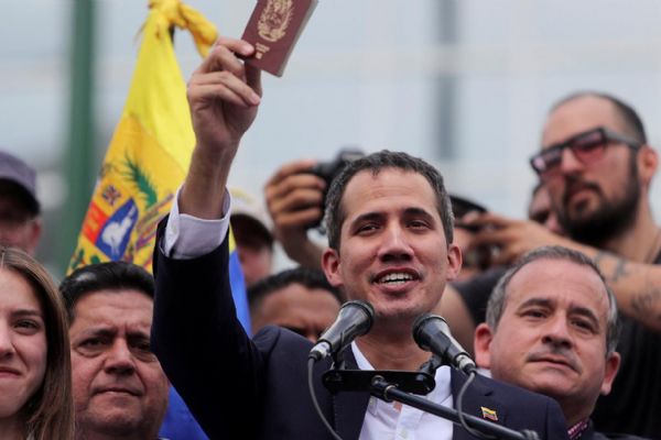 Guaido tutuklanma riskine rağmen ülkesine geri döndü
