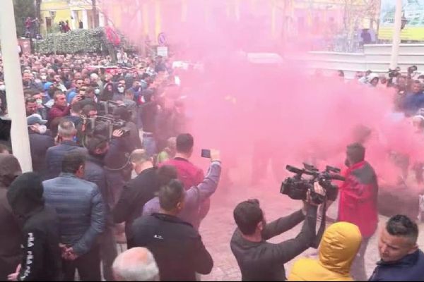 Arnavutluk'ta seçimlerde hile yapıldığı için göstericiler başbakanı istifaya çağrıldı