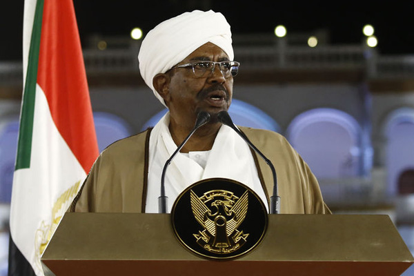 Sudan'da Ömer El Beşir'in koltuğunu koruması zorlaşıyor
