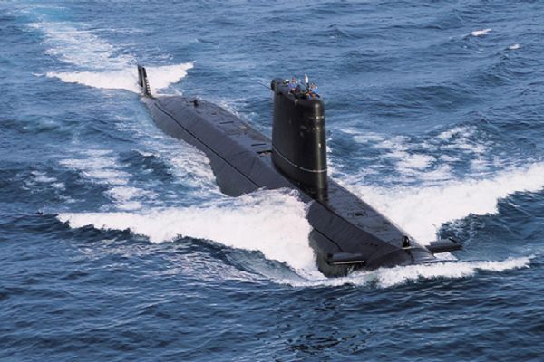 Pakistan karasularına girmek isteyen Hint denizaltısını engelledi