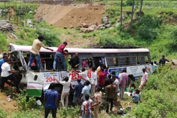 Hindistan'da yolcu otobüsleri kaza yaptı
