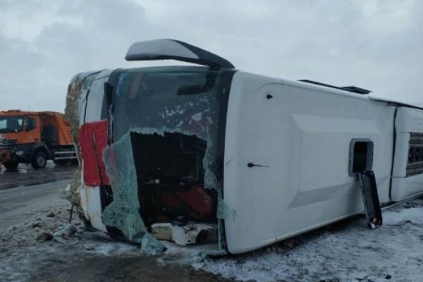 Sivas'ta yolcu otobüsü kaza yaptı,32 kişi yaralandı