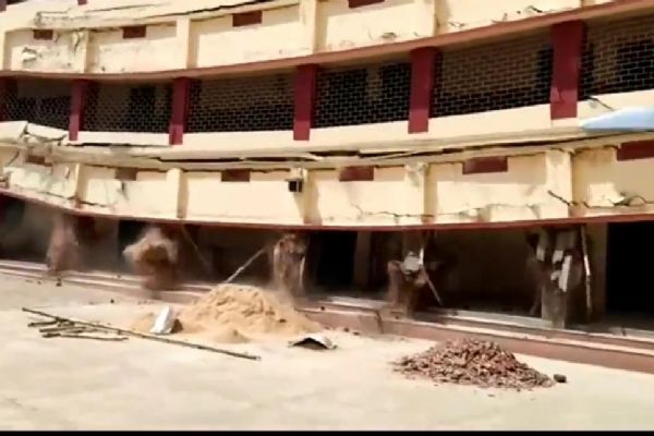 Hindistan'da okul binası restore edilirken yıkıldı