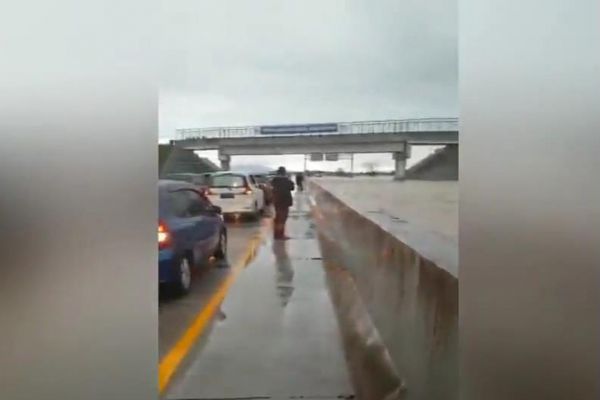 Endonezya'daki sel felaketi, otoyolu tamamen su altında bıraktı