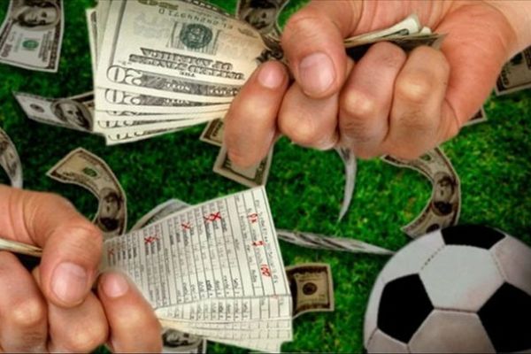 Yasa dışı bahiste paralar ailelerdeki kadınlara