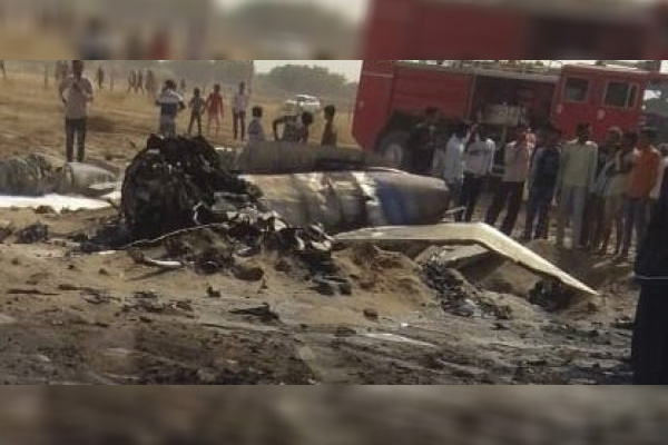 Hindistan savaş uçağı düştü