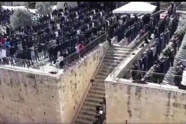 Mescid-i Aksa'da 40 bin kişi cuma namazı kıldı