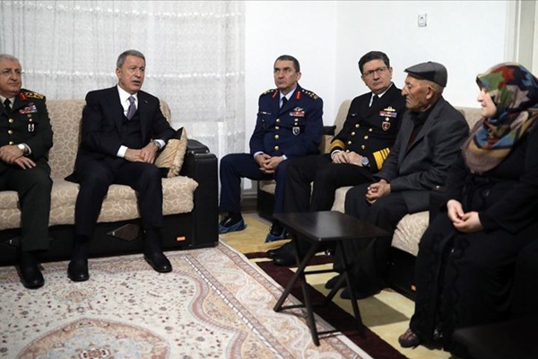 Bakan Akar ve komutanlardan taziye ziyareti