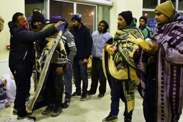 DAK ekiplerinden düzensiz göçmenlere battaniye ve gıda yardımı