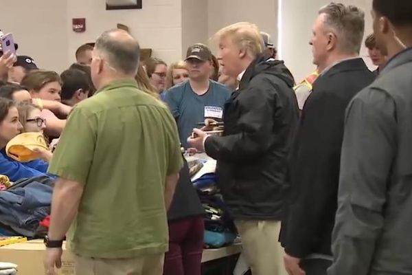 Trump'a kutsal kitap imzalattılar