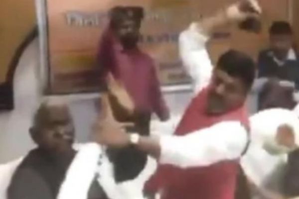 Hindistan'da iktidarda olan partinin millet vekilleri birbirine girdi