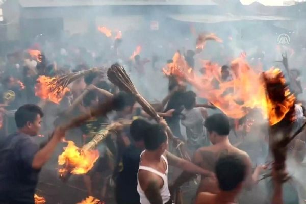 Endonezya'da yapılan ilginç gelenek