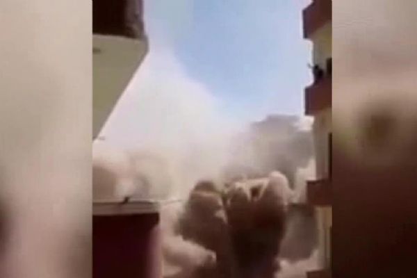 Balkonun kolonunu kıranca bina yerle bir oldu