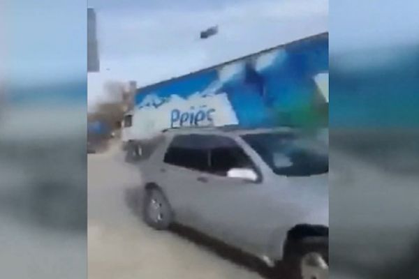 Freni boşalan TIR önüne gelen arabaları ezdi