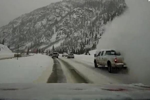 Çığın otomobilleri yuttu anlar