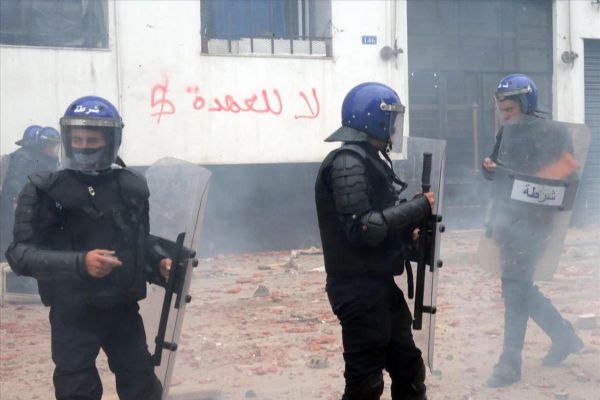 Cezayir'de Bouteflika karşıtı protestolarda 112 polis yaralandı