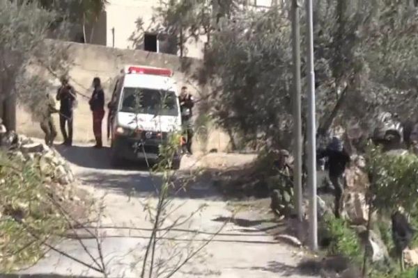 Filistinli genç İsrail askerini  yere serdi