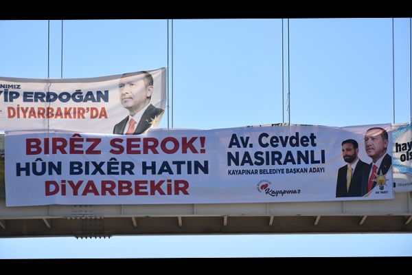 Erdoğan'a Kürtçe pankartlı karşılama