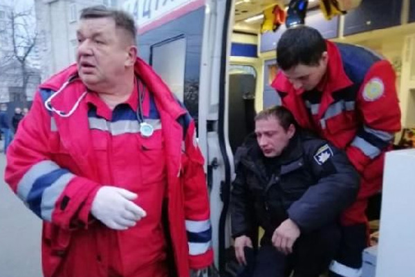 Aşırı milliyetçi grup Poroşenko'nun konvoyuna saldırdı