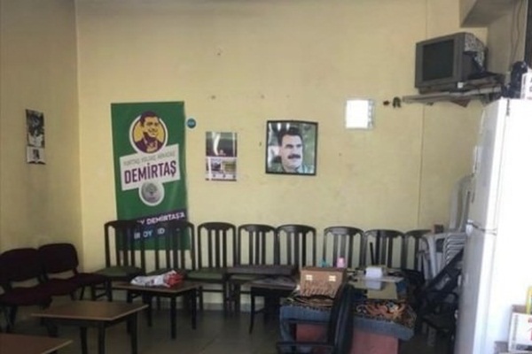 İzmir'de HDP seçim bürosuna Öcalan fotoğrafı asıldı