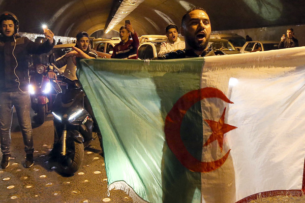 Buteflika adaylığını geri çekmişti: Cezayir’de sokaklar bayram havasında