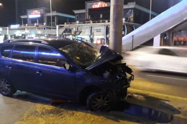 Avcılar'da otomobil kontrolden çıktı: 1'i ağır 6 yaralı