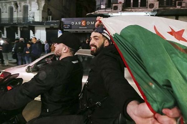 Cezayir'de Buteflika adaylıktan çekildi, halk sokağa söküldü